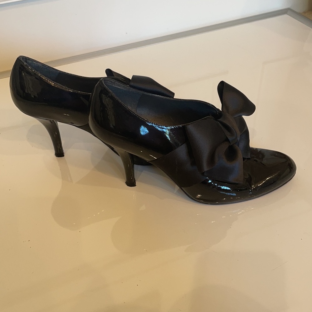 Stuart Weizmann Patent And Silk Bow Booties 7.5 - image 3